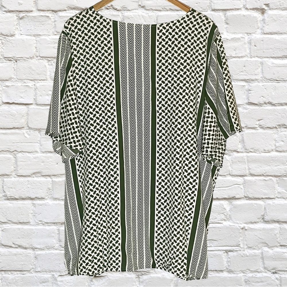 BloomChic Geometric Print Blouse - Picture 2 of 4